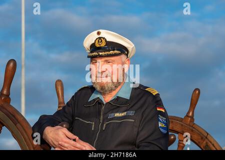 Porträt des Kommandanten des Segelschulschiffes Gorch Fock der Deutschen Marine an Bord der Bark Stock Photo