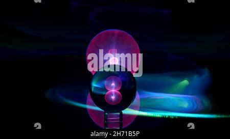 Glaskugel und Farbpinsel im Lichterspiel Stock Photo