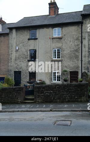 Pair of workers cottages built for Arkwright built in approx 1790 - number 33 - part of a group of houses on 25-39 Cromford Hill, Cromford, Matlock, P Stock Photo