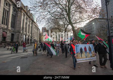 Central Station and City Hall, Rotterdam, The Netherlands. Thursday 18th November, 2021. Pro-Palestine demonstrators gathered outside Rotterdam centra Stock Photo