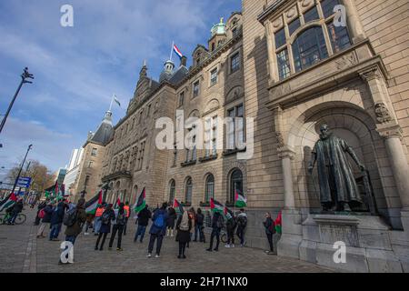 Central Station and City Hall, Rotterdam, The Netherlands. Thursday 18th November, 2021. Pro-Palestine demonstrators gathered outside Rotterdam centra Stock Photo