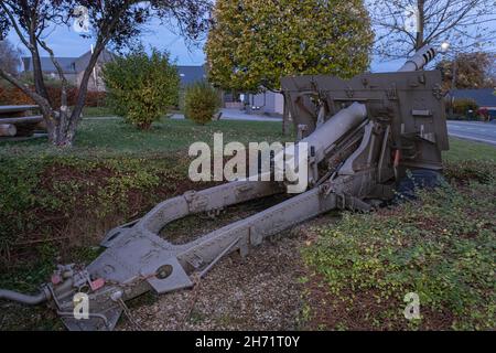 Werbomont, Belgium - November 1, 2021: British Ordnance QF 25 pounder later refitted with a 105mm barrel by both the Belgium and Luxemburgian Army in Stock Photo