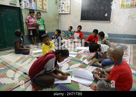 Classroom education, counselling support and first aid techniques provided to street kids. Kolkata, India. Stock Photo