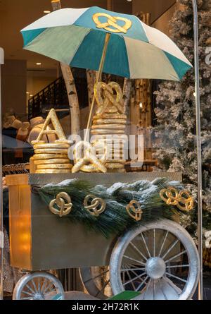 Spectators View Holiday Window Display at Anthropologie in NYC on December  16, 2013. Editorial Image - Image of christmas, manhattan: 43840910