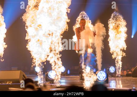 Matthias Reim in der TV Show 'Schlagerbooom 2021 - Alles funkelt! Alles glitzert!' in der Dortmunder Westfalenhalle. Dortmund, 23.10.2021 Stock Photo