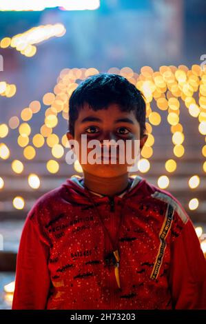 Kolkata, India. 19th Nov, 2021. The Kartik Poornima festival of Dev Deepavali is celebrated in India. On the full moon of the Hindu month of Kartika, fifteen days after Diwali, it occurs (November-December). On the stairs of all the ghats along the Ganges River's riverside, more than a million clay lamps (diyas) are lit in honour of Ganga, the Ganges, and its presiding goddess. Legend has it that the gods descend to Earth on this day to bathe in the Ganges. (Photo by Anubhav Sardar/Pacific Press) Credit: Pacific Press Media Production Corp./Alamy Live News Stock Photo