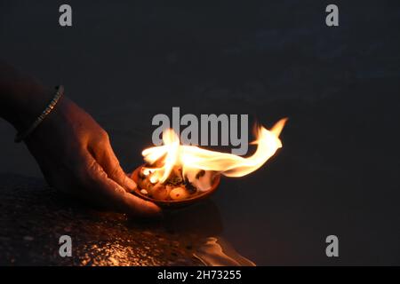 Howrah, India. 19th Nov, 2021. Hindu devotees offering illuminated diya to the Ganges on the auspicious day of Kartik Purnima signifying bhakti to Lord Vishnu. (Photo by Biswarup Ganguly/Pacific Press) Credit: Pacific Press Media Production Corp./Alamy Live News Stock Photo