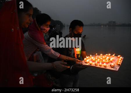 Howrah, India. 19th Nov, 2021. Hindu devotees offering illuminated diya to the Ganges on the auspicious day of Kartik Purnima signifying bhakti to Lord Vishnu. (Photo by Biswarup Ganguly/Pacific Press) Credit: Pacific Press Media Production Corp./Alamy Live News Stock Photo