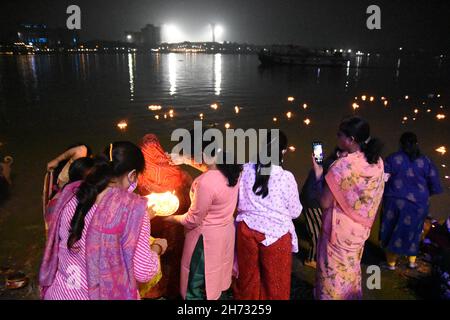 Howrah, India. 19th Nov, 2021. Hindu devotees offering illuminated diya to the Ganges on the auspicious day of Kartik Purnima signifying bhakti to Lord Vishnu. (Photo by Biswarup Ganguly/Pacific Press) Credit: Pacific Press Media Production Corp./Alamy Live News Stock Photo