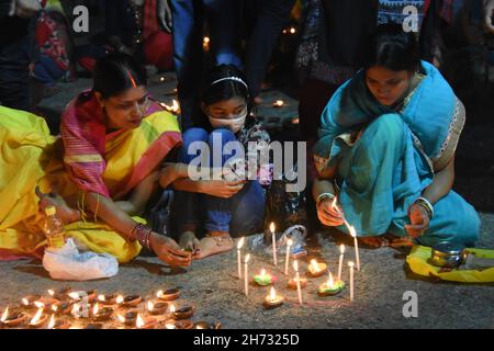 Howrah, India. 19th Nov, 2021. Hindu devotees offering illuminated diya to the Ganges on the auspicious day of Kartik Purnima signifying bhakti to Lord Vishnu. (Photo by Biswarup Ganguly/Pacific Press) Credit: Pacific Press Media Production Corp./Alamy Live News Stock Photo