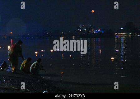 Howrah, West Bengal, India. 19th Nov, 2021. Hindu devotees offering illuminated diya to the Ganges on the auspicious day of Kartik Purnima signifying bhakti to Lord Vishnu. (Credit Image: © Biswarup Ganguly/Pacific Press via ZUMA Press Wire) Credit: ZUMA Press, Inc./Alamy Live News Stock Photo