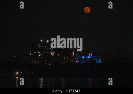 Howrah, West Bengal, India. 19th Nov, 2021. Full moon observed on the auspicious day of Kartik Purnima over the Ganges. (Credit Image: © Biswarup Ganguly/Pacific Press via ZUMA Press Wire) Credit: ZUMA Press, Inc./Alamy Live News Stock Photo