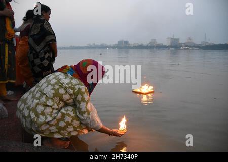 Howrah, West Bengal, India. 19th Nov, 2021. Hindu devotees offering illuminated diya to the Ganges on the auspicious day of Kartik Purnima signifying bhakti to Lord Vishnu. (Credit Image: © Biswarup Ganguly/Pacific Press via ZUMA Press Wire) Credit: ZUMA Press, Inc./Alamy Live News Stock Photo