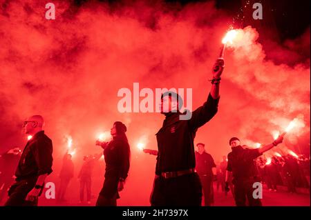 Madrid, Spain. 19th Nov, 2021. Far right wing members and supporters of La Falange carrying flares during a demonstration for the anniversary of the death of Jose Antonio Primo de Rivera, founder of La Falange, commemorating the 85th anniversary of his death on 20 November 1936, shot at the beginning of the Spanish Civil War. Credit: Marcos del Mazo/Alamy Live News Stock Photo
