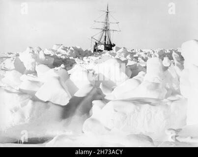 Ernest Shackleton's ship Endurance stuck in the Antarctic pack ice in the Weddell Sea during his epic expedition in 1912 Stock Photo