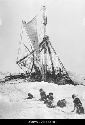 Ernest Shackleton's ship Endurance breaking up in the Antarctic pack ice during his epic expedition in 1912 Stock Photo