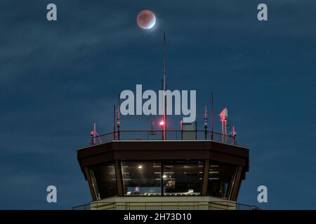 Partial lunar eclipse over Tower Bridge in London Stock Photo - Alamy