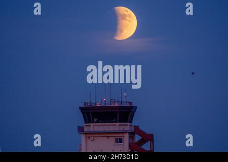 Partial lunar eclipse over Tower Bridge in London Stock Photo - Alamy