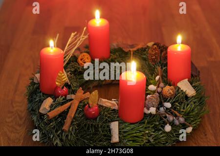 FRANCE. ALSACE. ADVENT WREATH AND CANDLES Stock Photo
