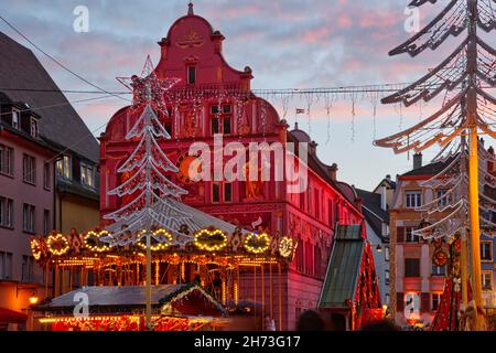 FRANCE, HAUT-RHIN (68), MULHOUSE, CHRISTMAS MARKET, REUNION SQUARE Stock Photo