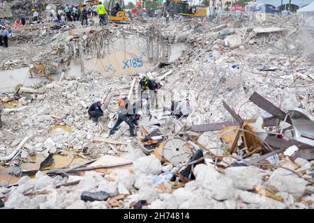 (211120) -- BEIJING, Nov. 20, 2021 (Xinhua) -- Photo released by the Miami-Dade Fire Rescue on July 10, 2021 shows task force members working at the residential building collapse site in Miami-Dade County, Florida, the United States. (Miami-Dade Fire Rescue/Handout via Xinhua) Stock Photo