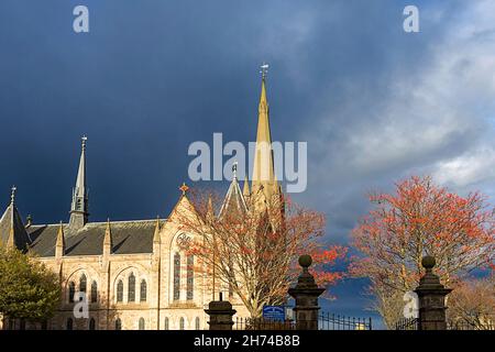 FORRES MORAY SCOTLAND THE CHURCH OF ST LAURENCE AND RED ROWAN BERRIES ON TREES Sorbus aucuparia IN AUTUMN Stock Photo