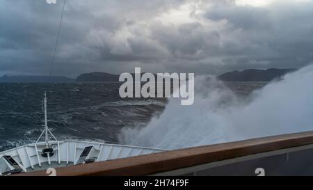 Wellen auf der Reise mit dem Schiff zum Nordkap, Norwegen. Sturm auf dem Atlantik mit Schaumkronen auf den Wellen und Gischt auf dem Schiff. Wolken Stock Photo