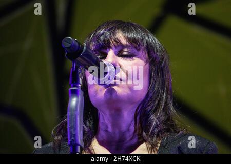 Madrid, Spain. 19th Nov, 2021. Singer Eva Amaral during an Amaral concert at the WiZink Center in Madrid. The concert is part of the tour of their new album: 'Salto al Color'. (Photo by Alvaro Laguna/Pacific Press) Credit: Pacific Press Media Production Corp./Alamy Live News Stock Photo