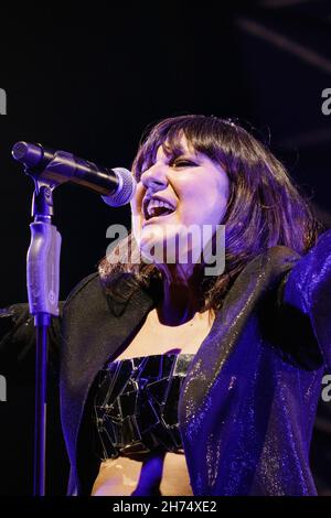 Madrid, Spain. 19th Nov, 2021. Singer Eva Amaral during an Amaral concert at the WiZink Center in Madrid. The concert is part of the tour of their new album: 'Salto al Color'. (Photo by Alvaro Laguna/Pacific Press) Credit: Pacific Press Media Production Corp./Alamy Live News Stock Photo