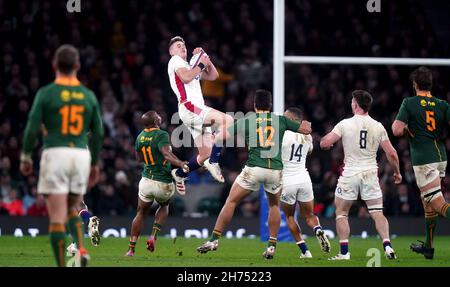 England's Freddie Steward catches a high ball during the Autumn International match at Twickenham Stadium, London. Picture date: Saturday November 20, 2021. Stock Photo