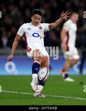 London, England, 20th November 2021, Rugby Union, Autumn Nations Series International, England v South Africa, Twickenham, 2021, 20/11/2021  Marcus Smith of England  Credit:Paul Harding/Alamy Live News Stock Photo