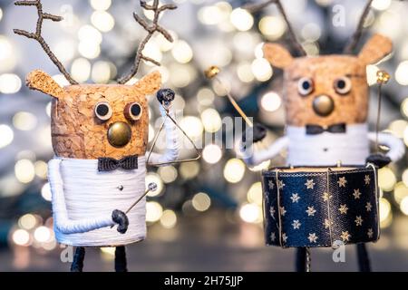 Creative Christmas Concept, Gold Christmas 2022 composition Creative corks Festive corks Cork deer musicians with Christmas lights Stock Photo