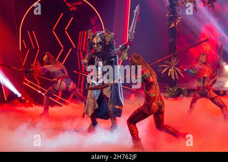 Cologne, Germany. 20th Nov, 2021. The character 'The Heroine' is on stage in the Prosieben show 'The Masked Singer'. Credit: Rolf Vennenbernd/dpa/Alamy Live News Stock Photo