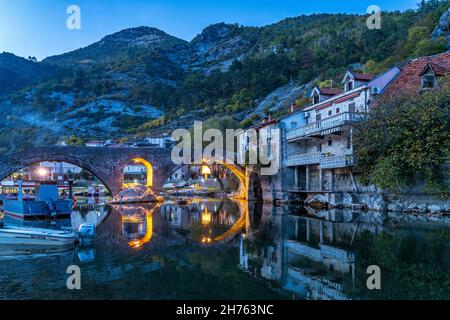 Die Alte Brücke Stari Most über den Fluss Crnojevic in Rijeka Crnojevica in der Abenddämmerung, Montenegro, Europa  |    The old bridge Stari Most ove Stock Photo