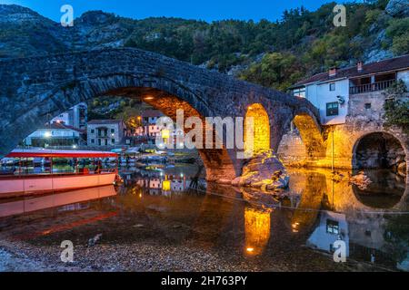 Die Alte Brücke Stari Most über den Fluss Crnojevic in Rijeka Crnojevica in der Abenddämmerung, Montenegro, Europa  |    The old bridge Stari Most ove Stock Photo