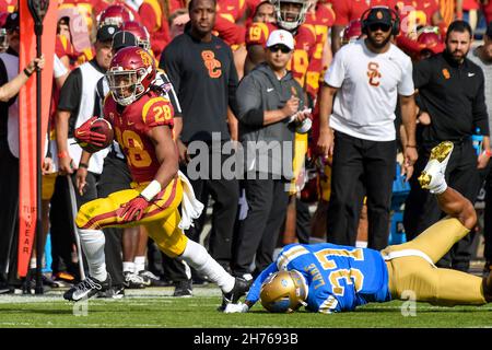 Los Angeles, CA. 20th Nov, 2021. USC Trojans running back Keaontay Ingram #28 runs in action during the first quarter the NCAA Football game between the USC Trojans and the UCLA Bruins at the Coliseum in Los Angeles, California.Mandatory Photo Credit: Louis Lopez/CSM/Alamy Live News Stock Photo