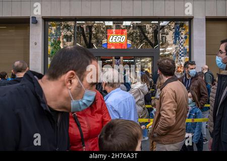 Spain. 20th Nov, 2021. People stand in front of a Louis Vuitton