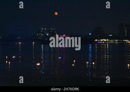 Howrah, West Bengal, India. 19th Nov, 2021. Full moon observed on the auspicious day of Kartik Purnima over the Ganges. (Credit Image: © Biswarup Ganguly/Pacific Press via ZUMA Press Wire) Stock Photo