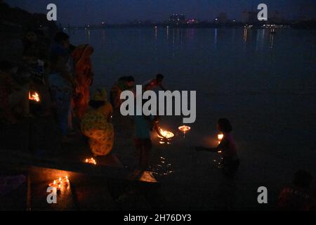 Howrah, West Bengal, India. 19th Nov, 2021. Hindu devotees offering illuminated diya to the Ganges on the auspicious day of Kartik Purnima signifying bhakti to Lord Vishnu. (Credit Image: © Biswarup Ganguly/Pacific Press via ZUMA Press Wire) Stock Photo