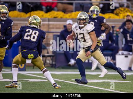 Georgia Tech quarterback Jordan Yates (13) looks to throw during the ...