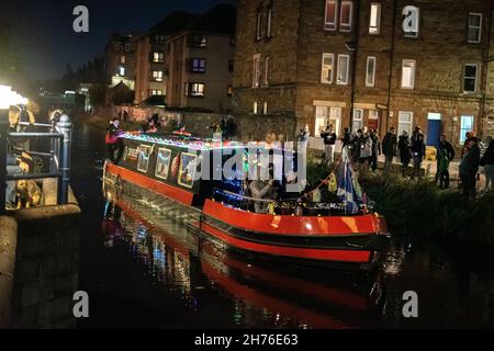 Edinburgh, Scotland, 21tst November, 2021. Flotilla of light, canal light parade. hundreds turn out for edinburgh canals light parade, organised by the Lowland Canals Association. a number of canal boats came from around slateford to lemington lift bridge displaying lights and costumes on their boats while singing and being merry.Credit: Reiss McGuire/Alamy live news. Stock Photo