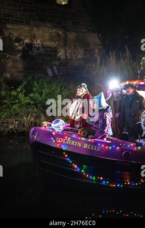 Edinburgh, Scotland, 21tst November, 2021. Flotilla of light, canal light parade. hundreds turn out for edinburgh canals light parade, organised by the Lowland Canals Association. a number of canal boats came from around slateford to lemington lift bridge displaying lights and costumes on their boats while singing and being merry.Credit: Reiss McGuire/Alamy live news. Stock Photo