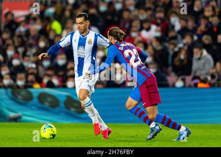 Barcelona, Spain. 20th Nov, 2021. Raul de Tomas (RCD Espanyol) duels for the ball against Oscar Mingueza (FC Barcelona), during La Liga football match between FC Barcelona and RCD Espanyol, at Camp Nou Stadium in Barcelona, Spain, on November 20, 2021. Foto: Siu Wu. Credit: dpa/Alamy Live News Stock Photo