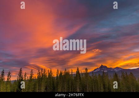 Dawn, Mount Thielsen, Mount Thielsen Wilderness, Umpqua National Forest, Douglas County, Oregon Stock Photo