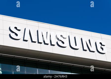 Samsung sign on the facade of South Korean multinational conglomerate modern office building in Silicon Valley - San Jose, California, USA - 2021 Stock Photo