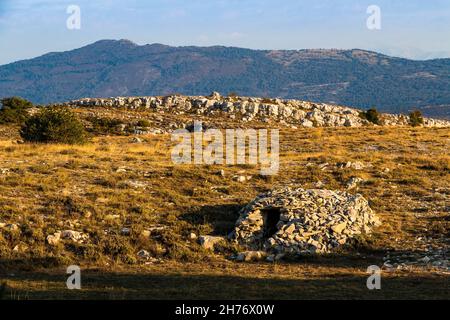 ALPES-MARITIMES (06), REGIONAL NATURAL PARK OF PREALPES D'AZUR, CAUSSOLS, PLATEAU DE CALERN, BORIE Stock Photo