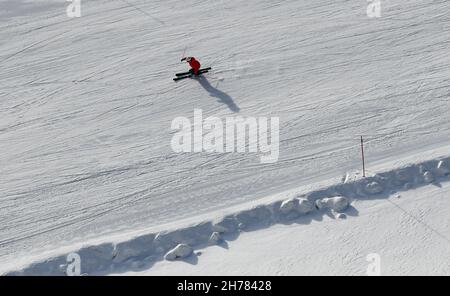 Grainau, Germany. 19th Nov, 2021. A skier is on the Zugspitzplatt. Germany's highest ski resort on the Zugspitze started the winter season 2021/2022 on 19.11.2021. Credit: Angelika Warmuth/dpa/Alamy Live News Stock Photo