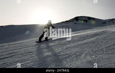 Grainau, Germany. 19th Nov, 2021. A snowboarder is on the Zugspitzplatt. Germany's highest ski resort on the Zugspitze started the winter season 2021/2022 on 19.11.2021. Credit: Angelika Warmuth/dpa/Alamy Live News Stock Photo