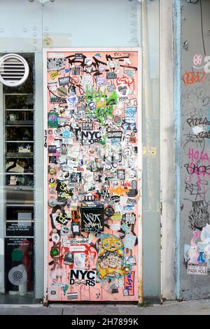 A public space in the Brooklyn neighborhood of Dumbo in New York Stock ...