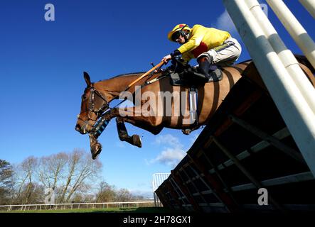 Taste The Fear ridden by jockey Sam Twiston-Davies during the National Hunt Racing Enthusiasts Handicap Hurdle at Uttoxeter Racecourse, Staffordshire. Picture date: Sunday November 21, 2021. Stock Photo